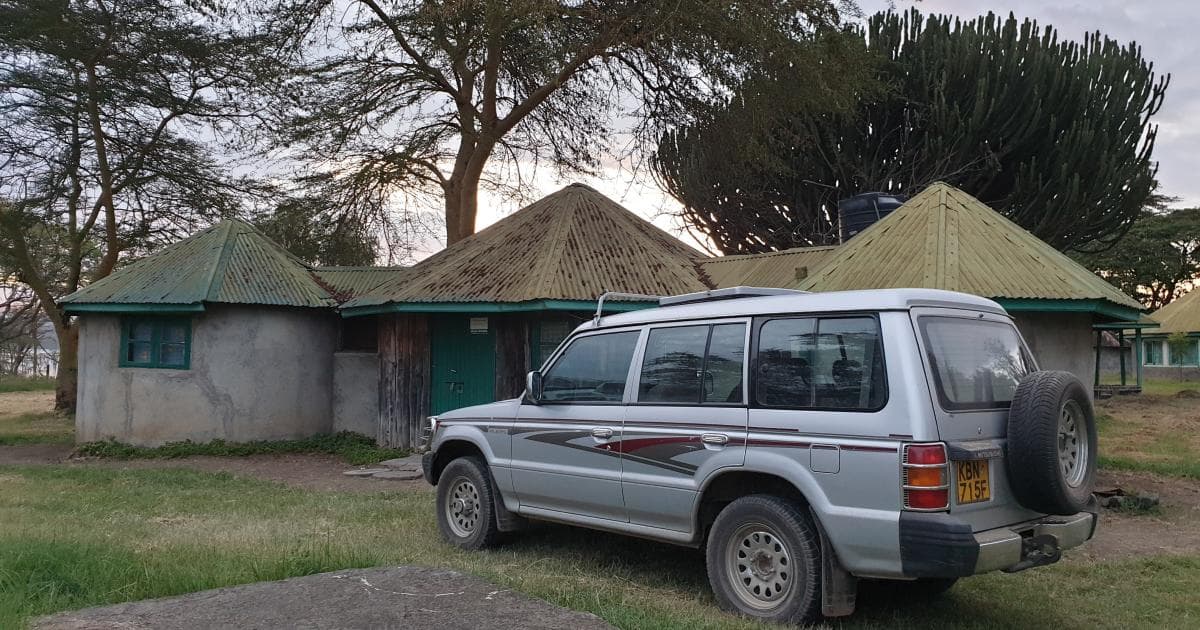 Nuestro nuevo Pajero junto a la Banda que alquilamos en el Lago Nakuru