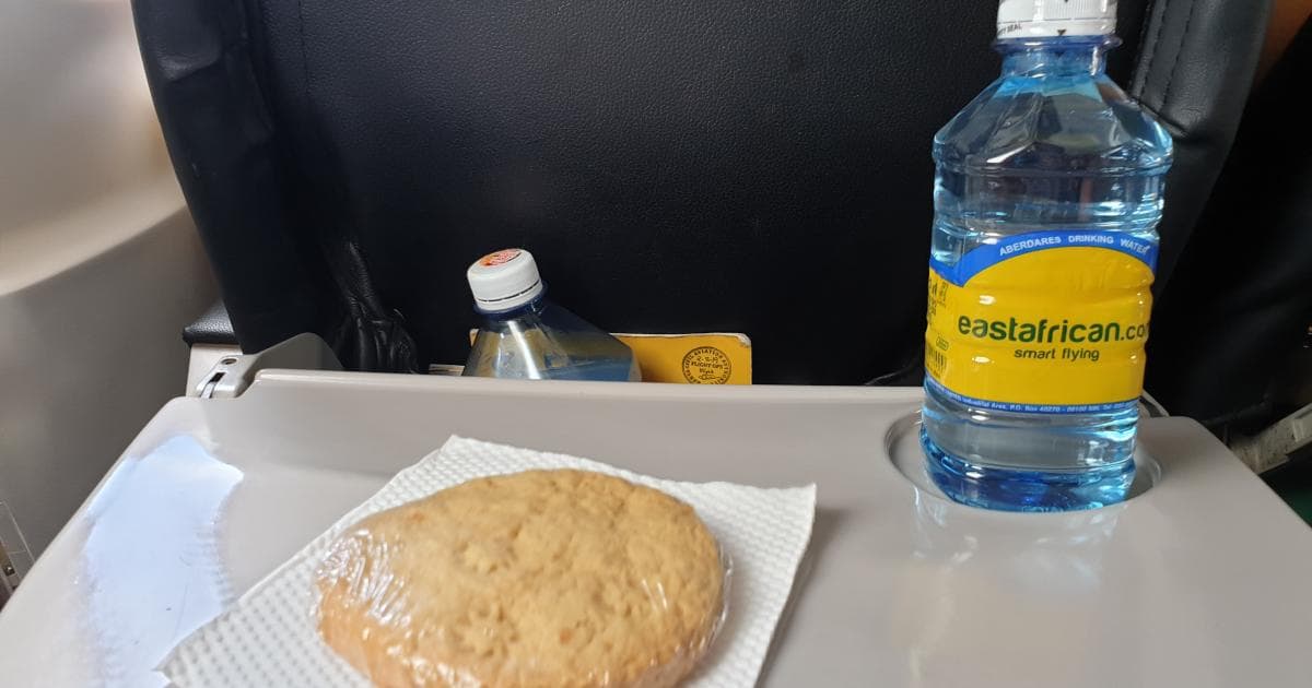 Fue un vuelo muy corto pero tuvieron el detalle de darnos una galleta y una botellita de agua