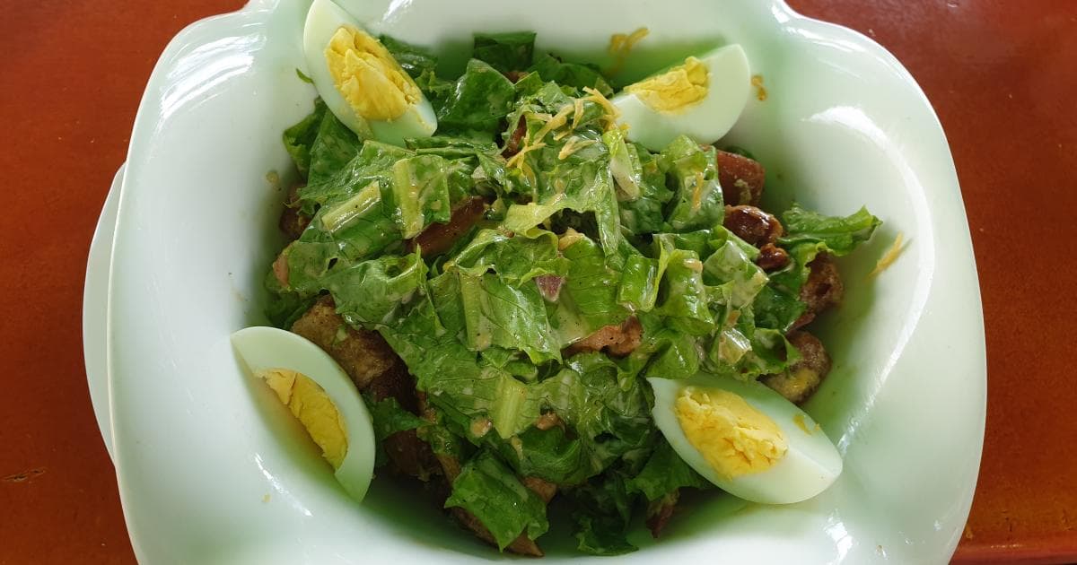 La sabrosa ensalada que comimos en el Gardens de Fort Portal