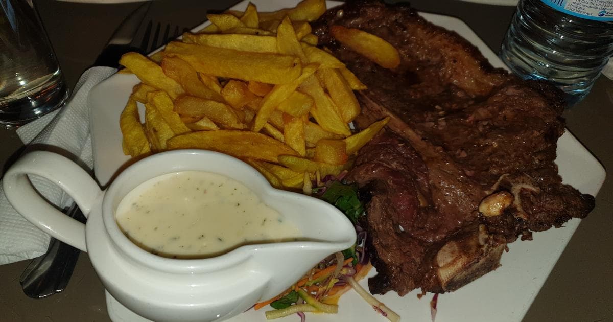 Chuleta hechísima bien condimentada en el Gaucho Grill de Entebbe