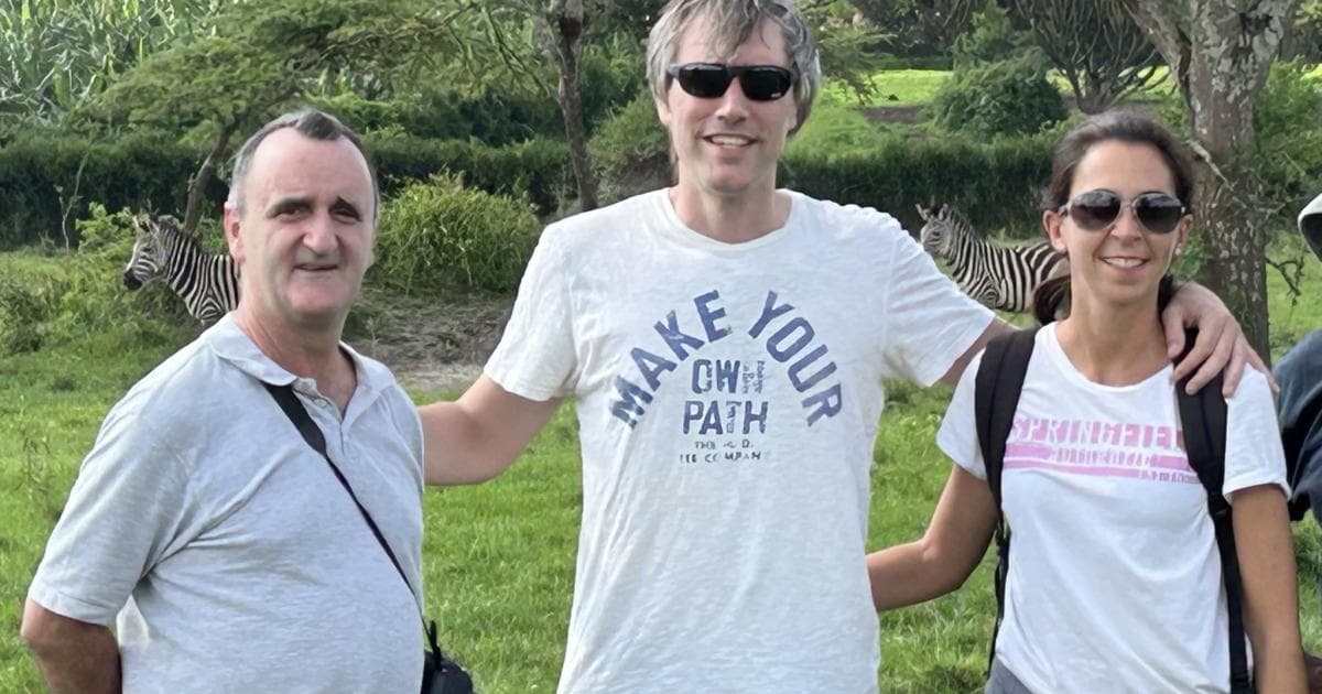 Aitor, Alvaro y yo con unas cebras detrás en nuestro Nature Walk por el Lago Mburo