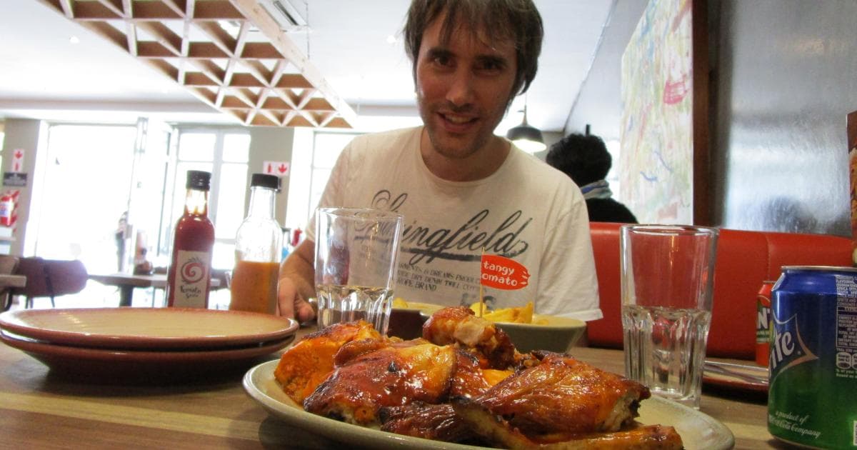 Alvaro degustando pollo en el Nandos Chicken de Windhoek