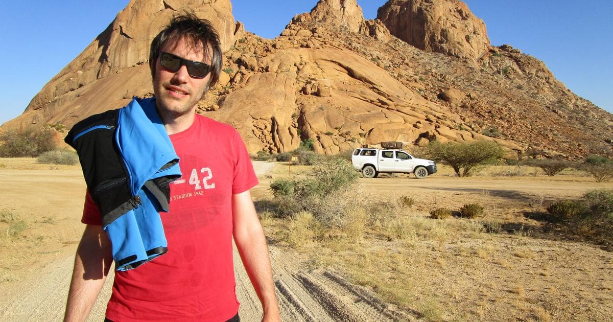 Alvaro en Spitzkoppe con nuestro Toyota Hilux