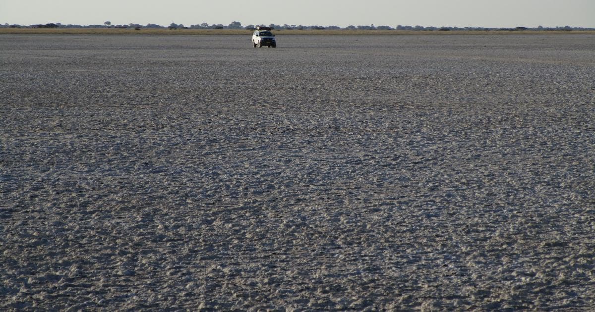 Nuestro Hilux en medio del enorme Xarathiwa Pan