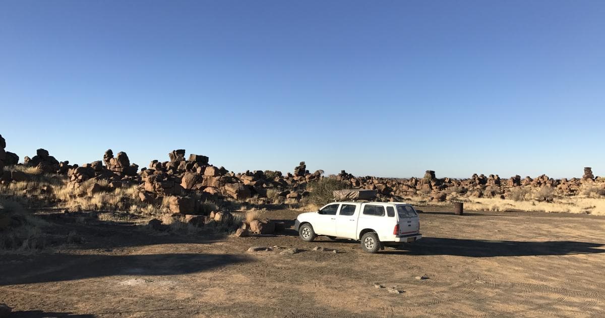 Nuestro Toyota Hilux aparcado en el Giants Playground, preparado para la siguiente aventura