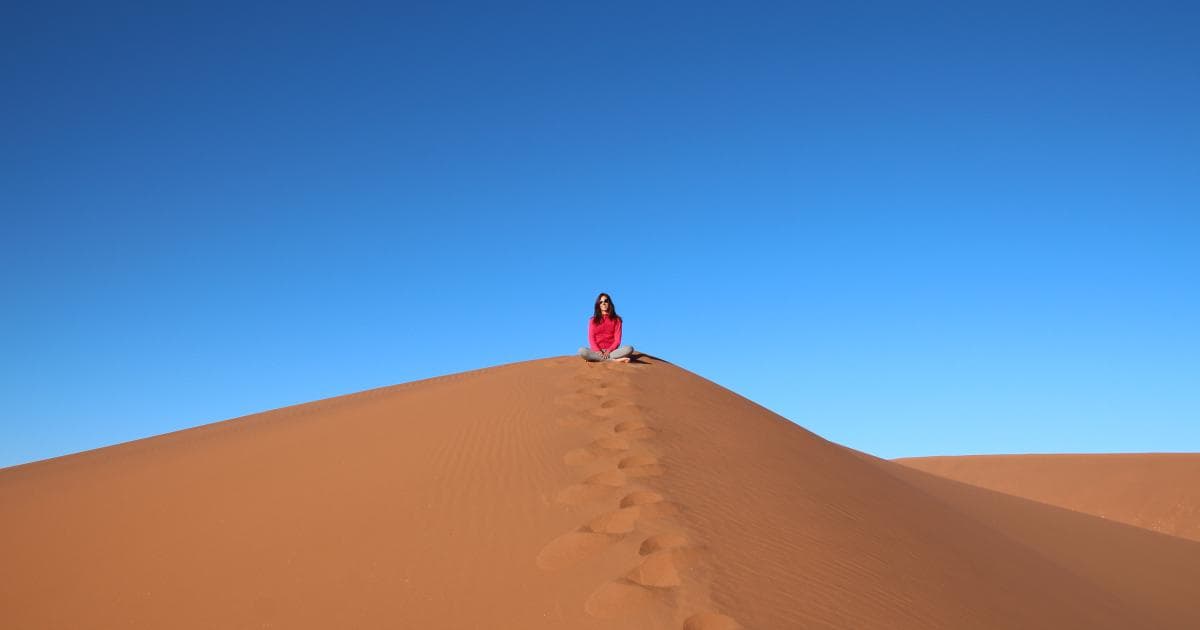 El entretenimiento de la mañana en el Namib: Subir y bajar dunas