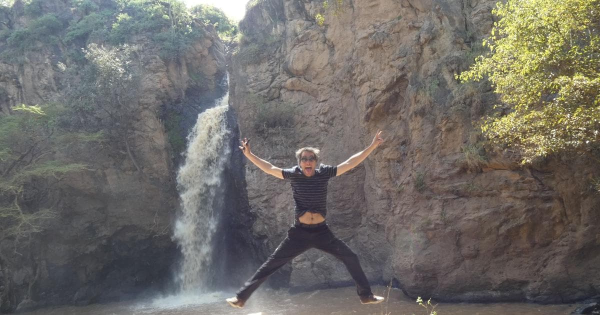 Alvaro haciendo el bobo en la cascada