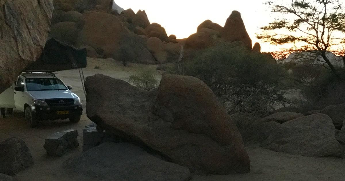 Nuestra casa para las próximas 4 semanas amaneciendo bajo las rocas de Spitzkoppe. Magia.