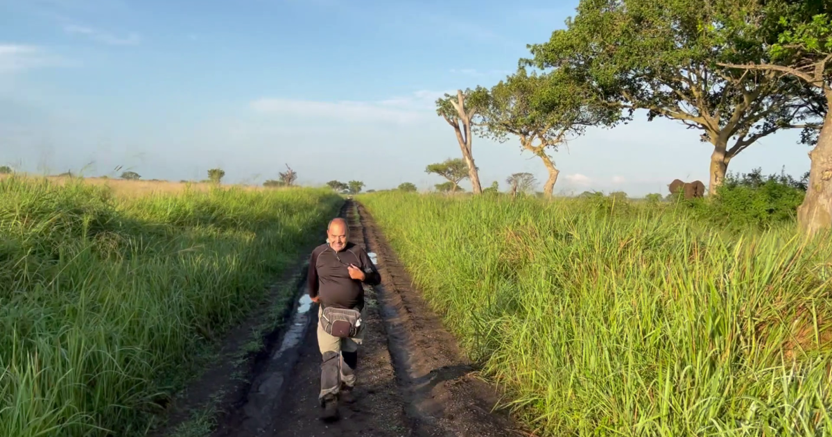 Fran corriendo por la pista de barro... ¡con el elefante en la parte derecha!