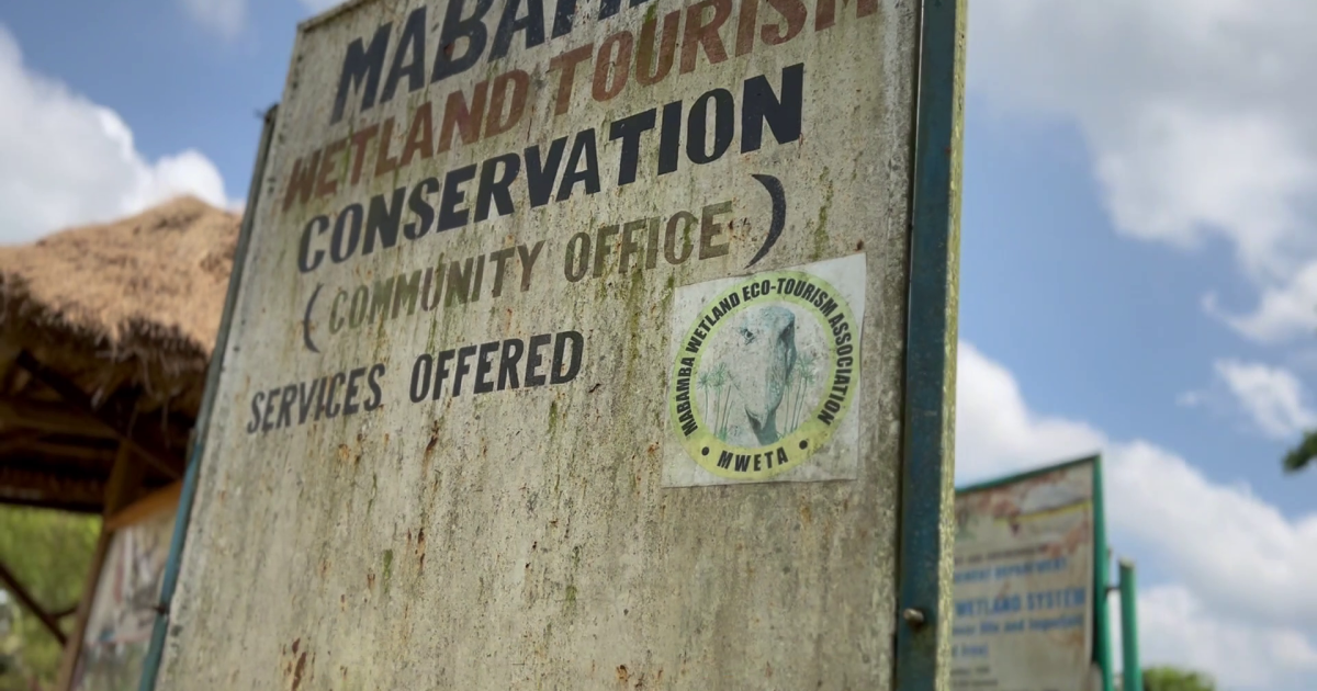 Mabamba Wetland Tourism Conservation (algún día estuvo limpio este cartel)