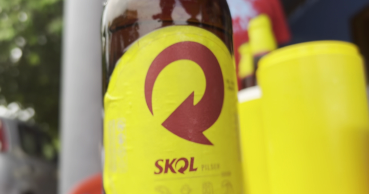 Nuestra primera cerveza brasileña, una Skol de 600ml con enfriadores