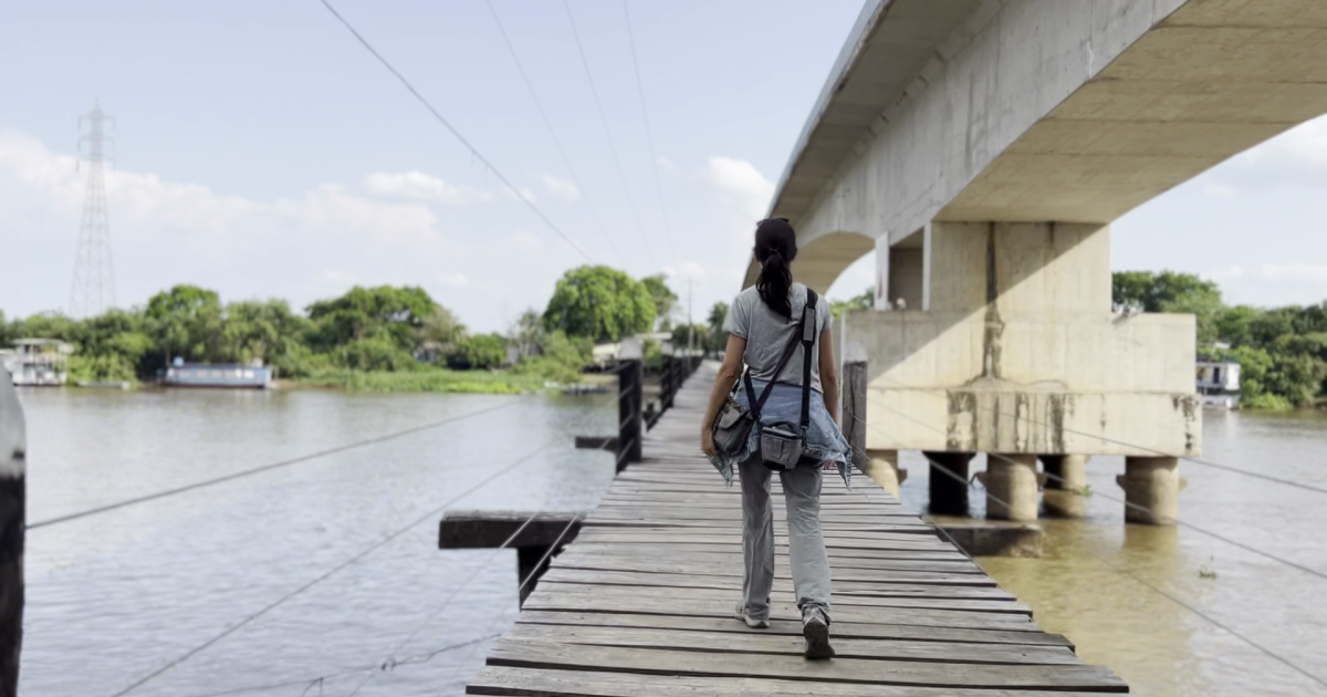 Bajo el gran puente sobre el río Miranda en el Passo do Lontra