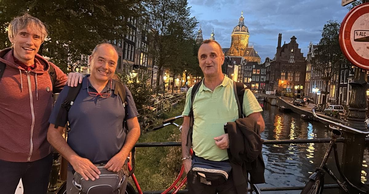 Visitando uno de los canales de Ámsterdam con Fran y Aitor