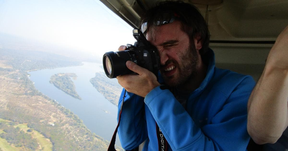 Alvaro concentrado sacando fotos desde el helicóptero