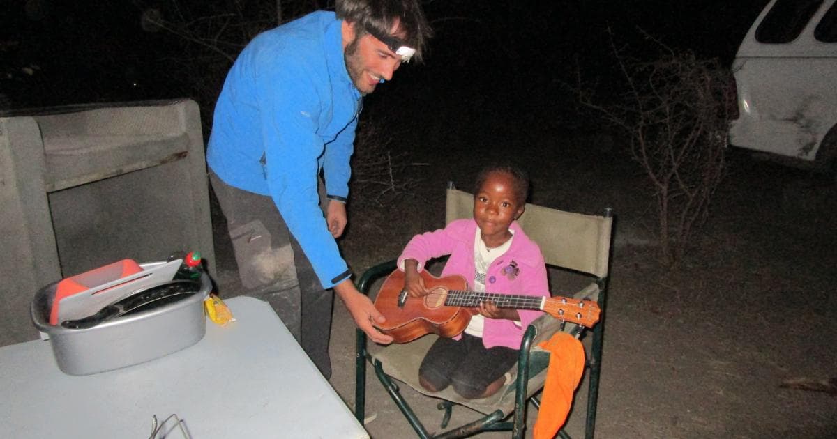 Después de la cena-barbacoa, Alvaro le dejó su Ukelele a la hija del dueño del camping de Gweta