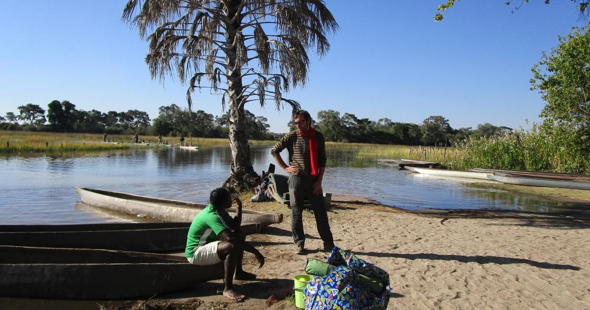 Alvaro charlando con Trompo, nuestro guía en la excursión en Mokoro por el Okavango