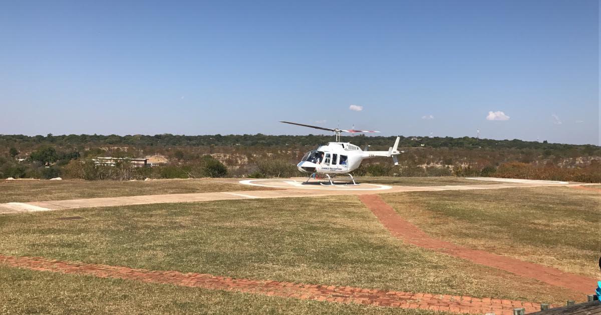 El helicóptero esperándonos para sobrevolar las Cataratas Victoria