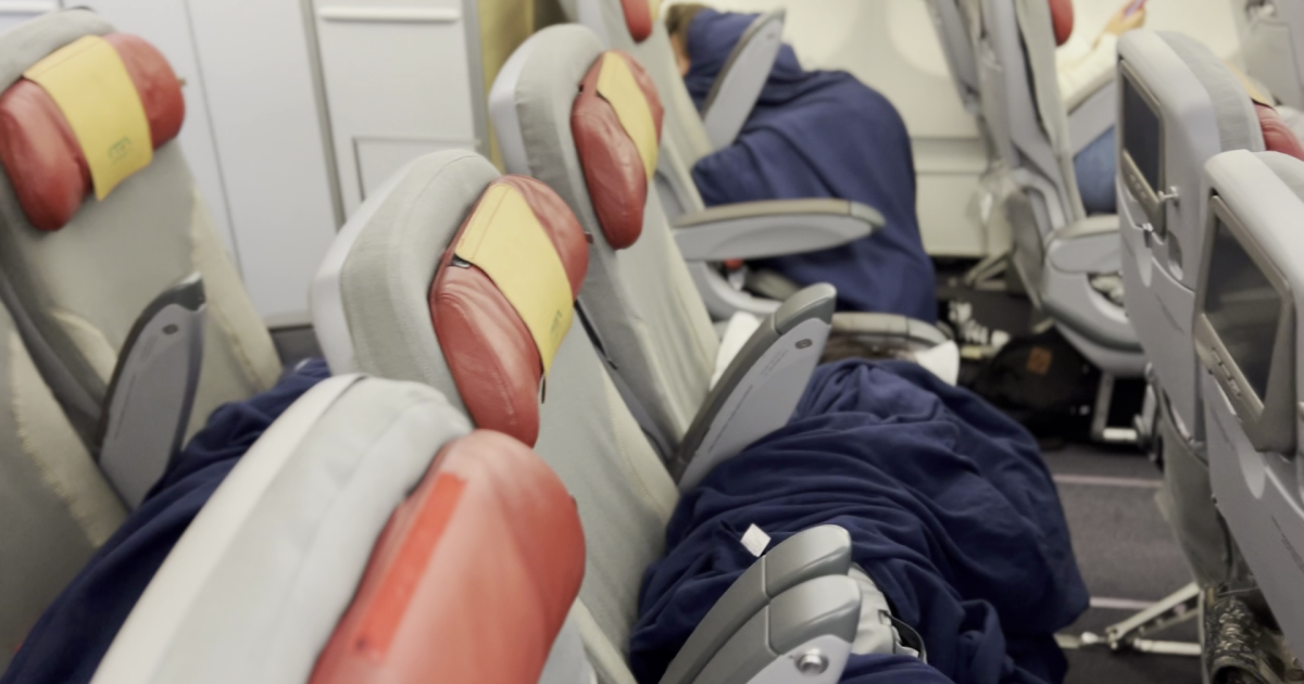 Algunos consiguieron ocupar filas de 4 asientos libres para poder dormir durante el vuelo