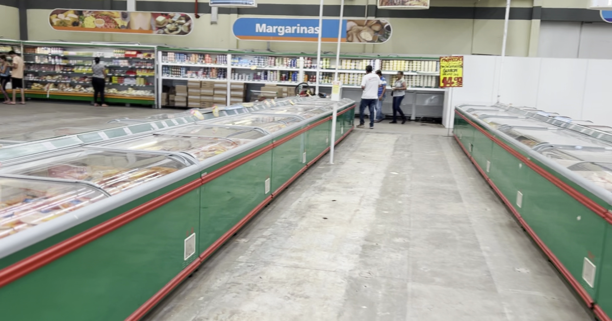 Interior del supermercado Atacadão en Campo Grande